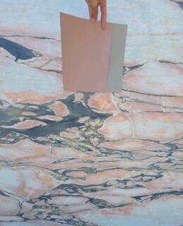 Paint sample play. The marble transforms depending on how you style it. It could lean Masculine or Feminine @angelosmarblephila New Arrival!
#masculineinteriors #feminineinteriors #StoneDesign
#marblecountertops #stonefabrication